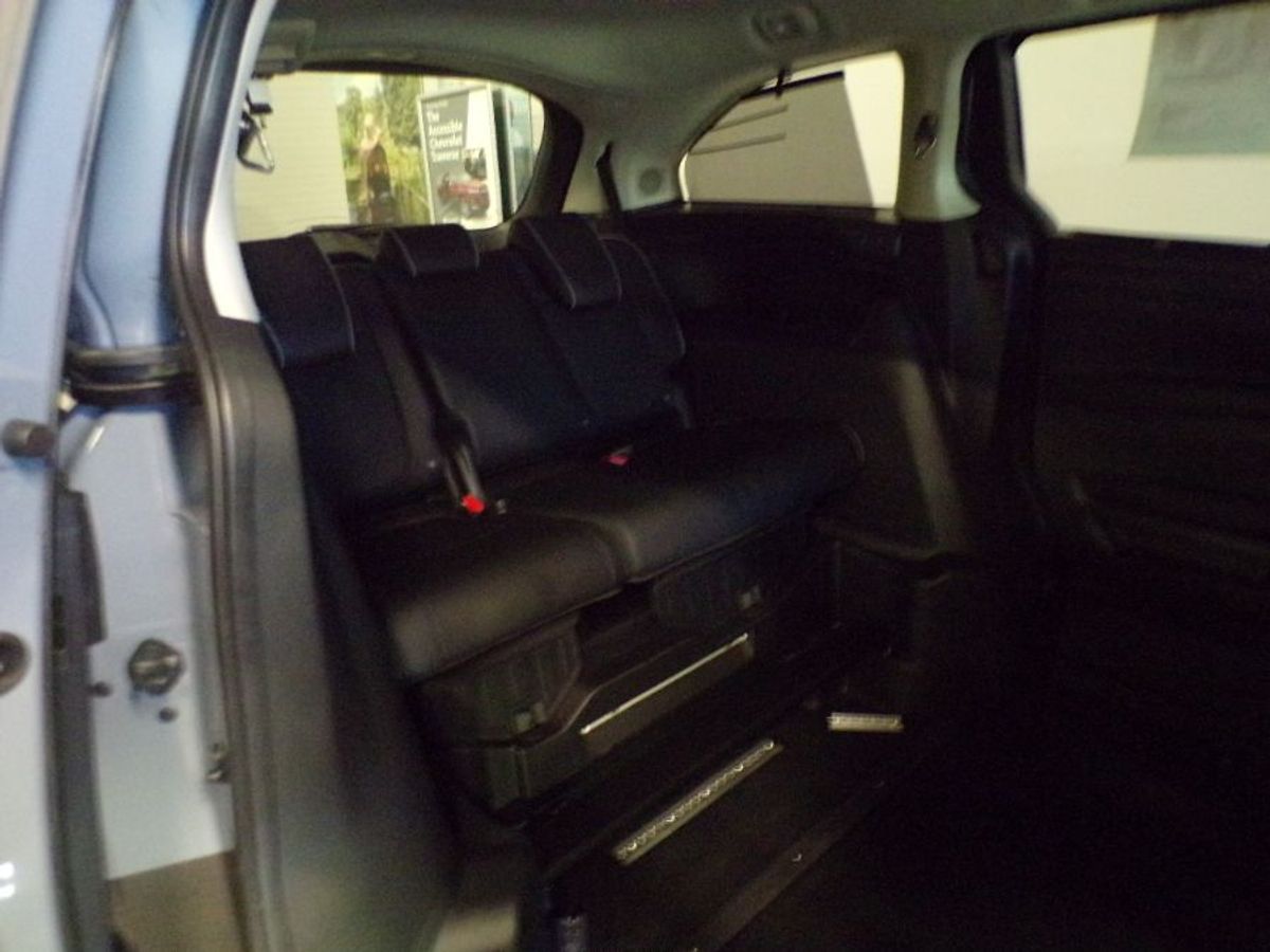 Grey Honda Odyssey image number 10