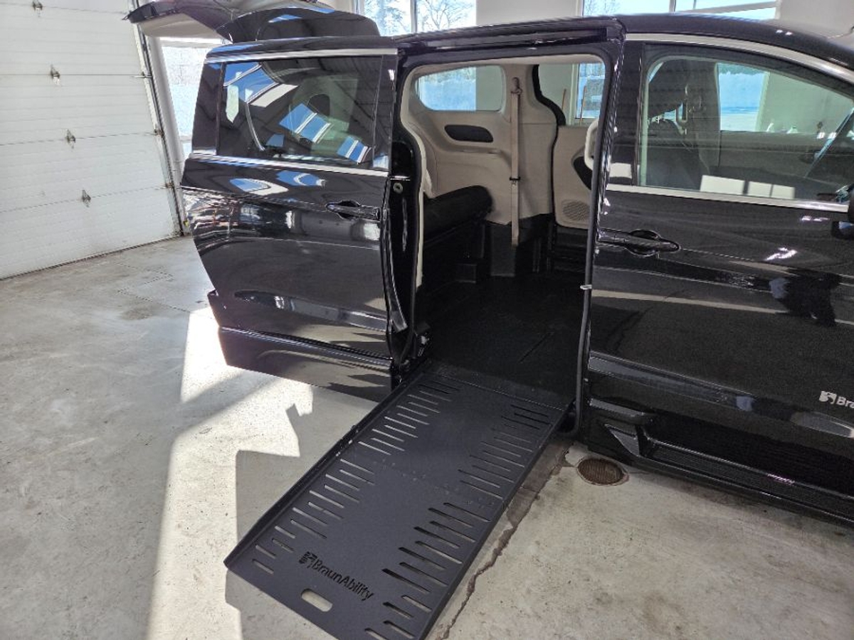 2023 CHRYSLER VOYAGER - Image 10