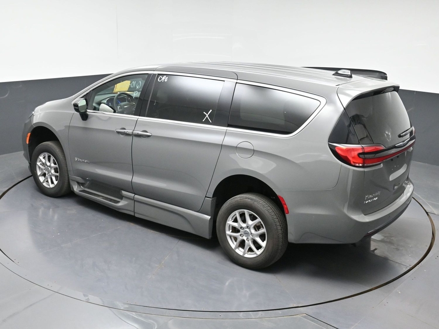 Used 2025 Chrysler Pacifica Select - BraunAbility Side Entry In Floor Automatic Ramp
