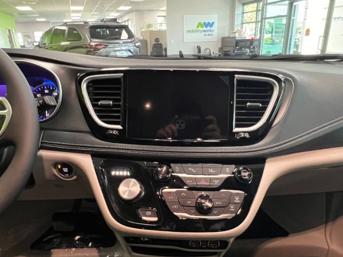 2023 CHRYSLER PACIFICA - Image 5