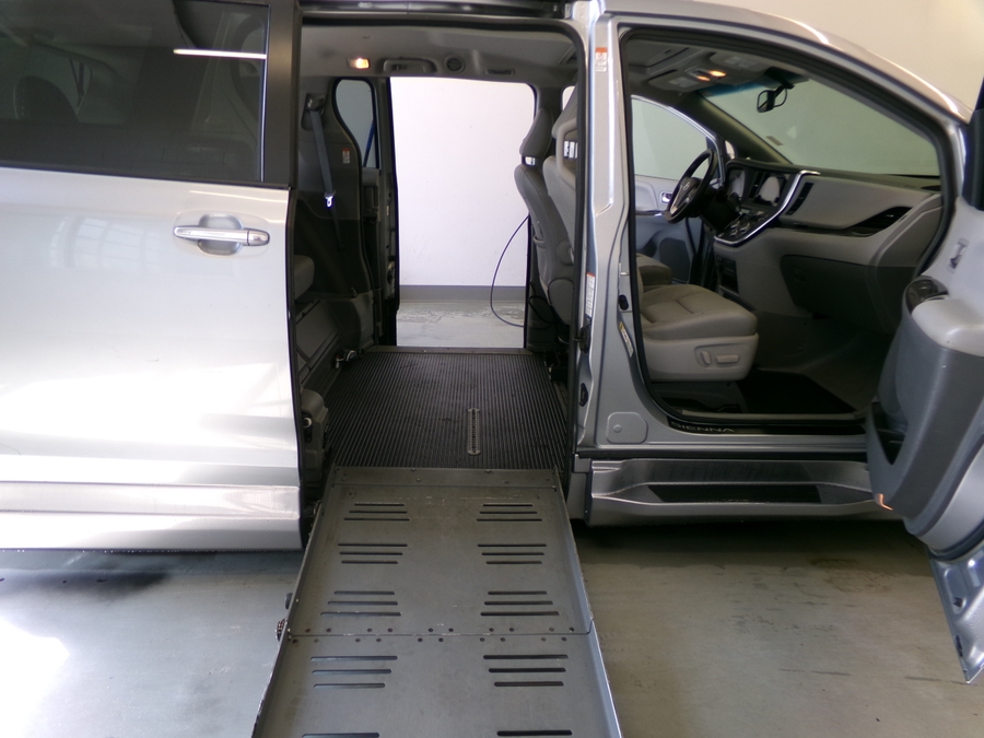 Silver Toyota Sienna image number 3