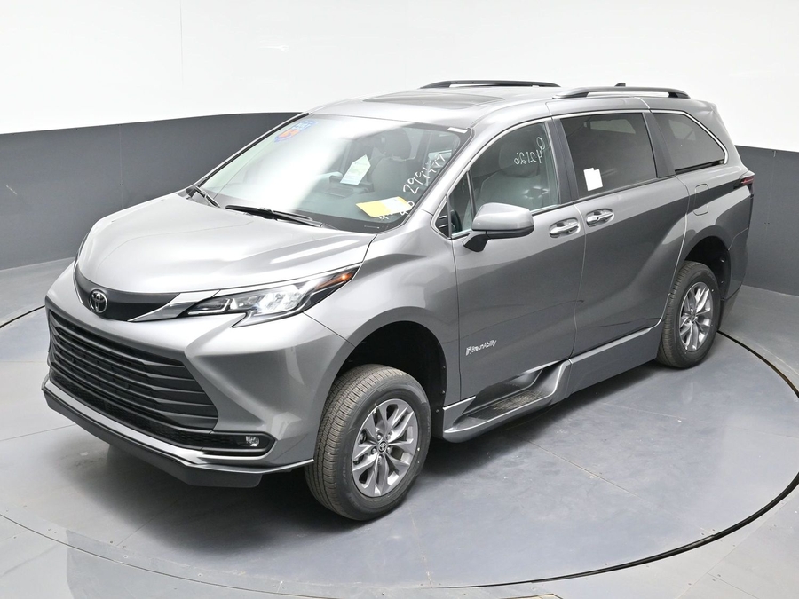 Grey Toyota Sienna image number 22