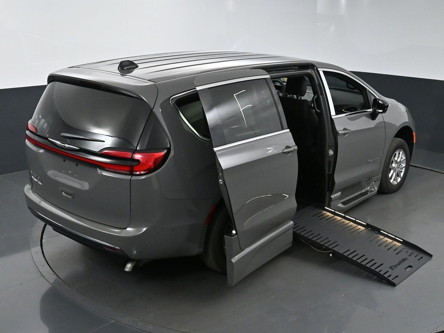 New 2025 Chrysler Pacifica Select Safety - BraunAbility Side Entry Entry Fold Out Automatic Ramp