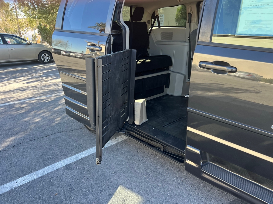 Used 2011 Dodge Grand Caravan Express -  Side Entry Entry Fold Out Manual Ramp
