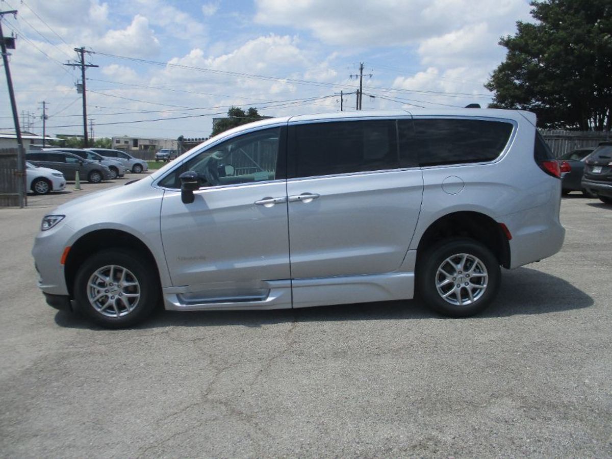 Silver Chrysler Pacifica image number 6