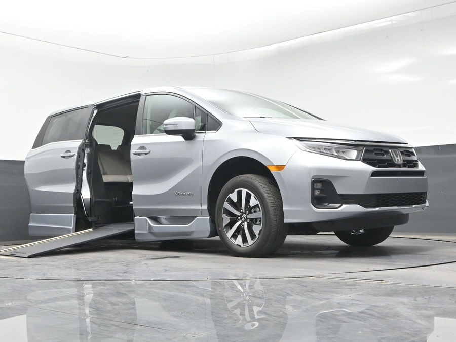 Silver Honda Odyssey image number 23