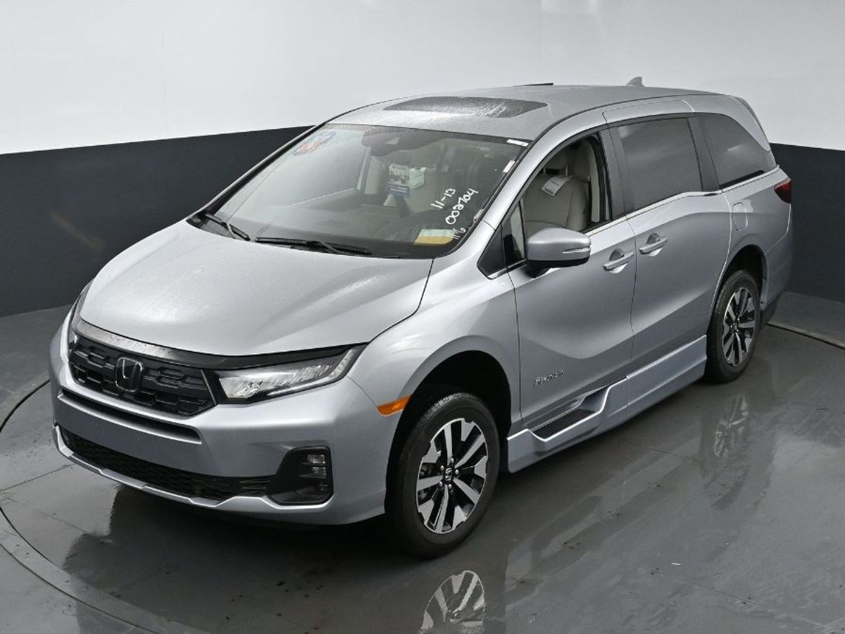 Silver Honda Odyssey image number 23