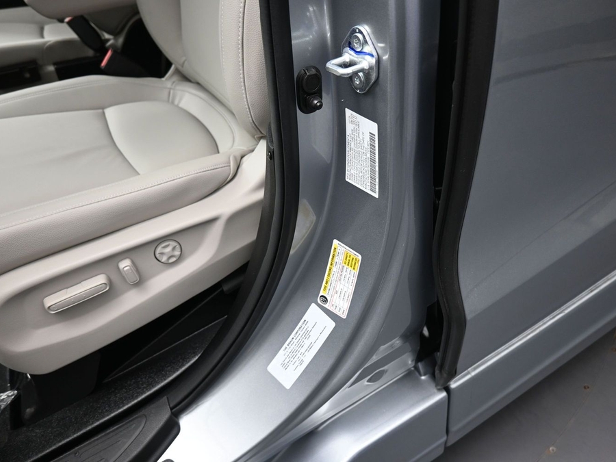 Silver Honda Odyssey image number 13