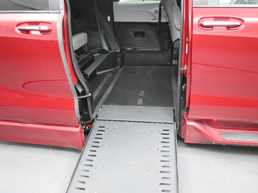 New 2026 Toyota Sienna Hybrid XLE Add - BraunAbility Side Entry Entry In Floor Automatic Ramp