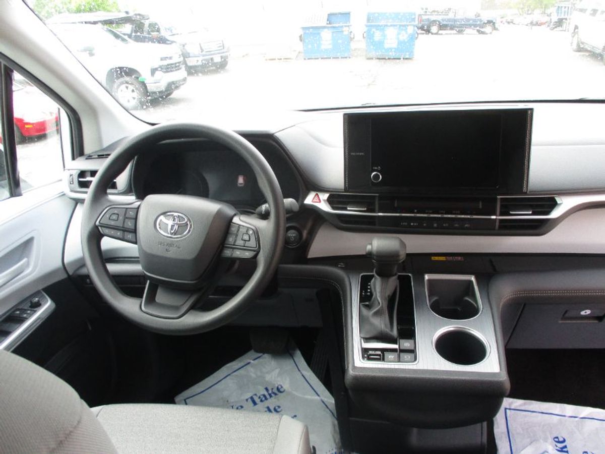 White Toyota Sienna image number 11