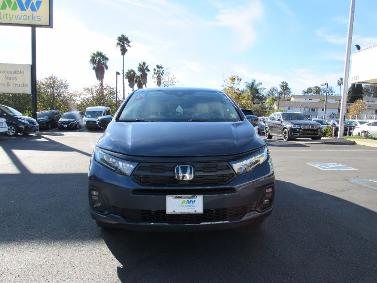 Blue Honda Odyssey image number 1