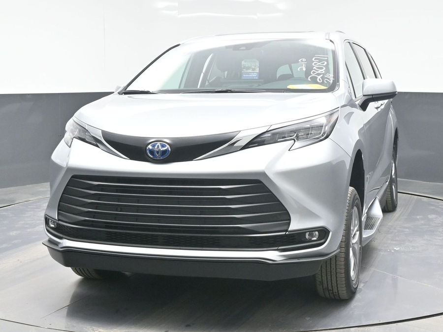 Silver Toyota Sienna image number 1