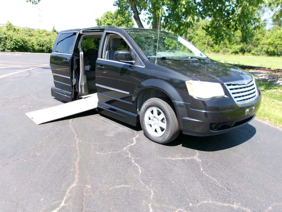Black Chrysler Town and Country image number 29