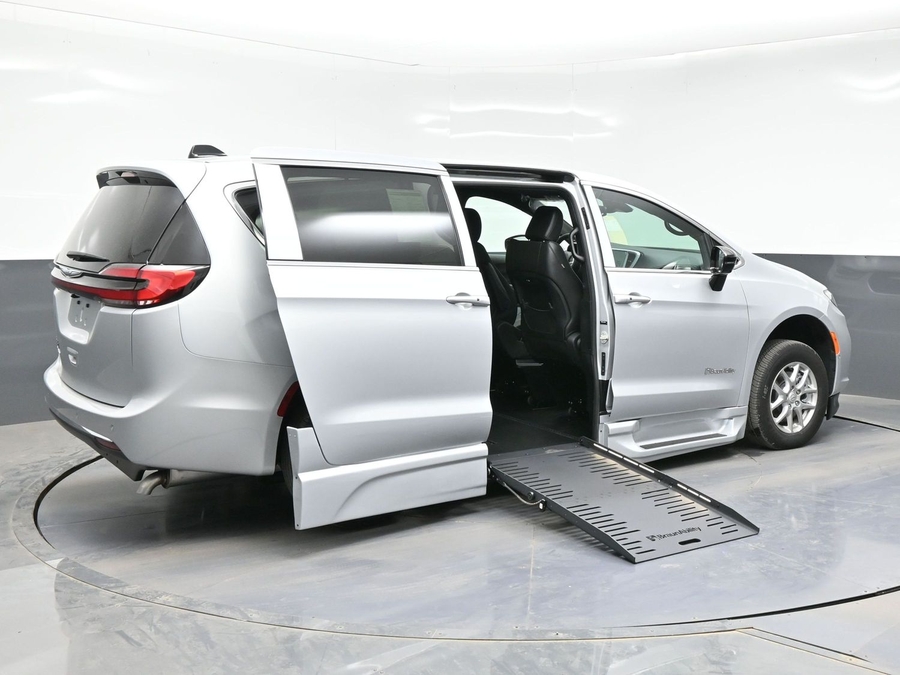 New 2026 Chrysler Pacifica Select Safety - BraunAbility Side Entry Fold Out Automatic Ramp