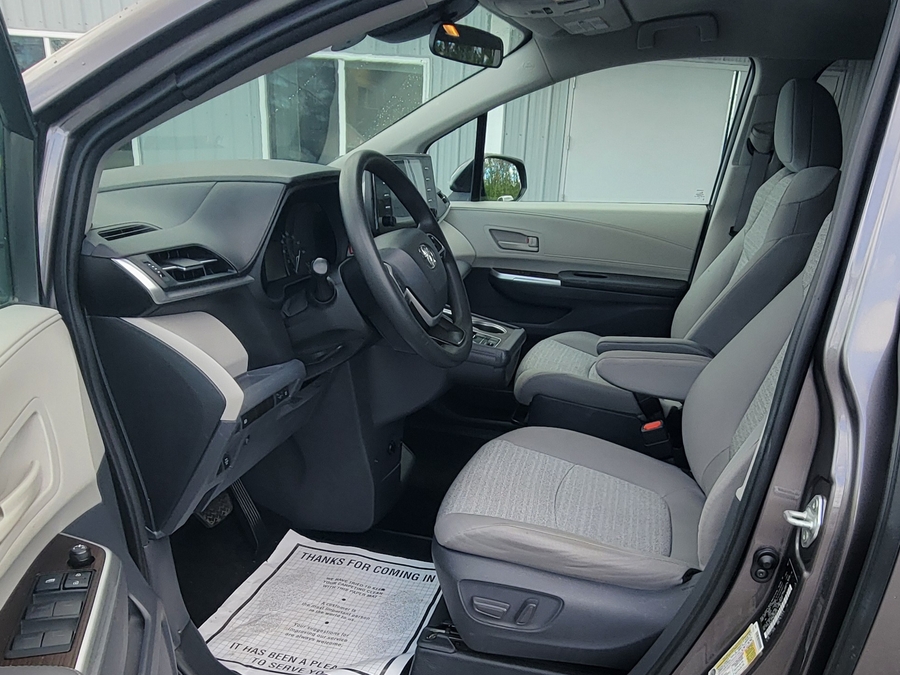 Grey Toyota Sienna image number 15