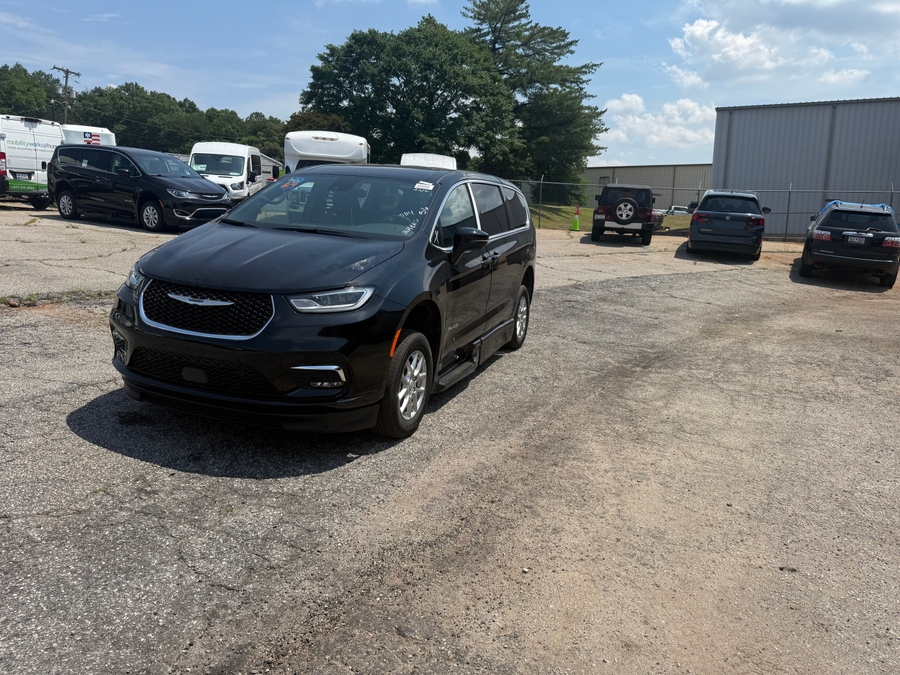 Black Chrysler Pacifica image number 3