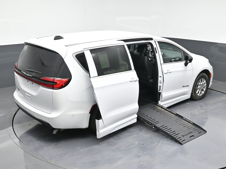 White Chrysler Pacifica image number 25