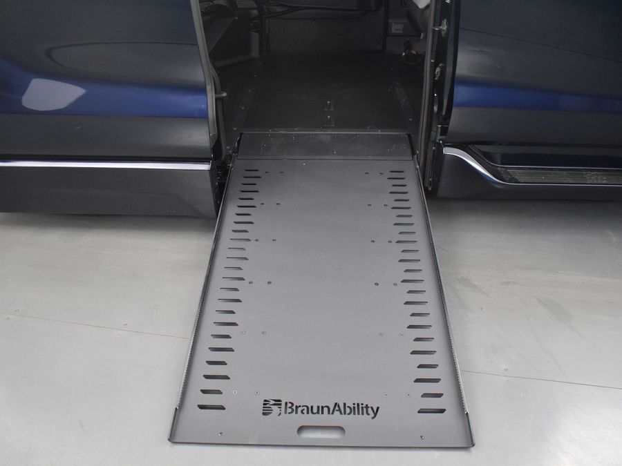New 2025 Toyota Sienna Hybrid XLE Plus - BraunAbility Side Entry Entry In Floor Automatic Ramp