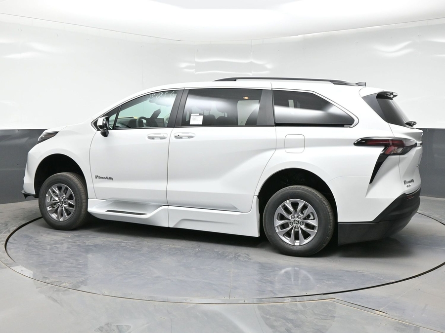 New 2026 Toyota Sienna Hybrid XLE Add - BraunAbility Side Entry Fold Out Automatic Ramp