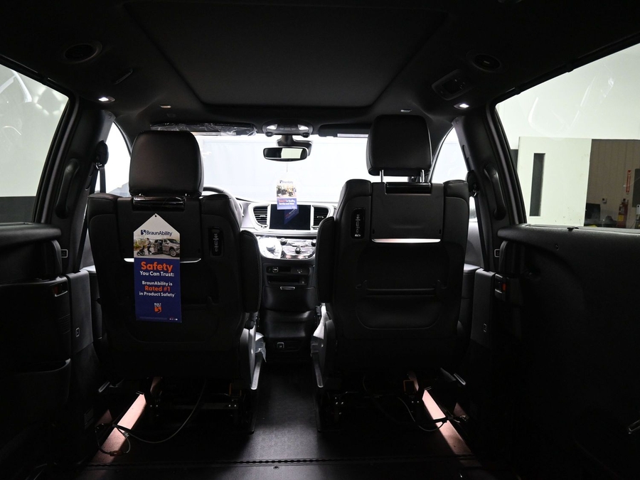 New 2026 Chrysler Pacifica Select Plus - BraunAbility Side Entry Entry In Floor Automatic Ramp