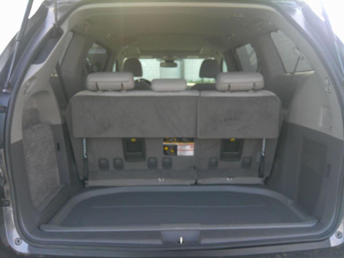 Grey Toyota Sienna image number 16