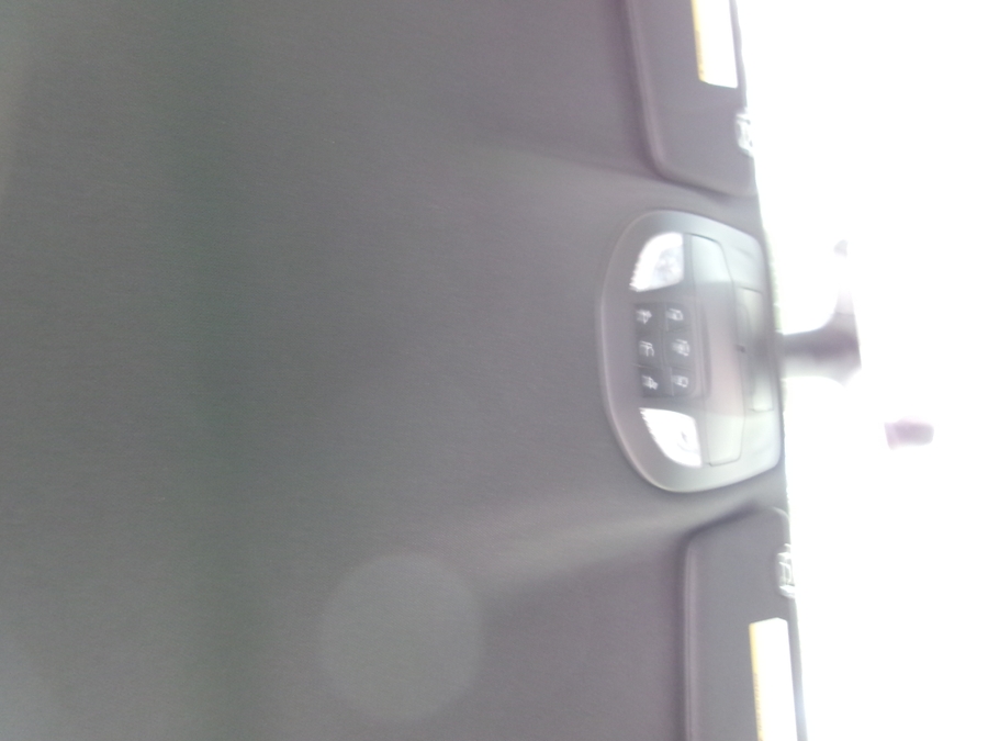 White Chrysler Voyager image number 33