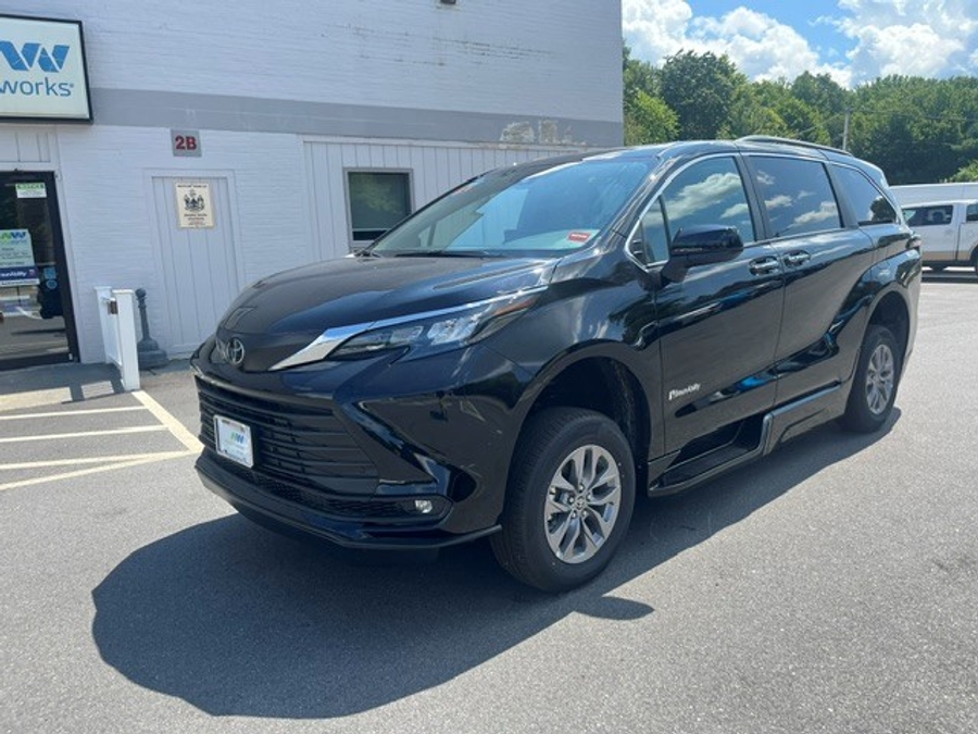 Imagen de la Toyota Sienna negra número 3