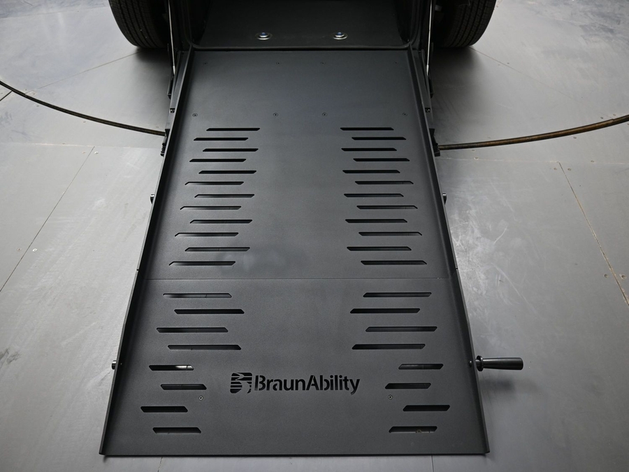 Red Chrysler Voyager image number 6