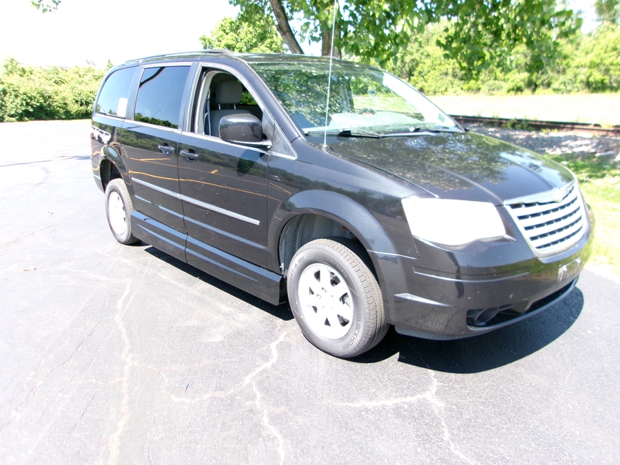 Black Chrysler Town and Country image number 27