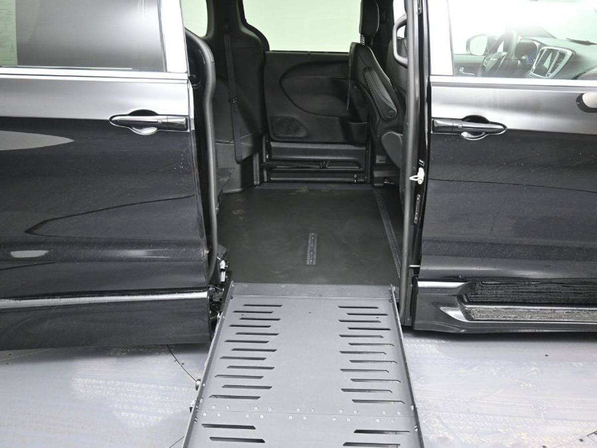 Black Chrysler Pacifica image number 20