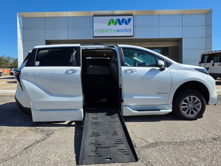 White Toyota Sienna image number 14
