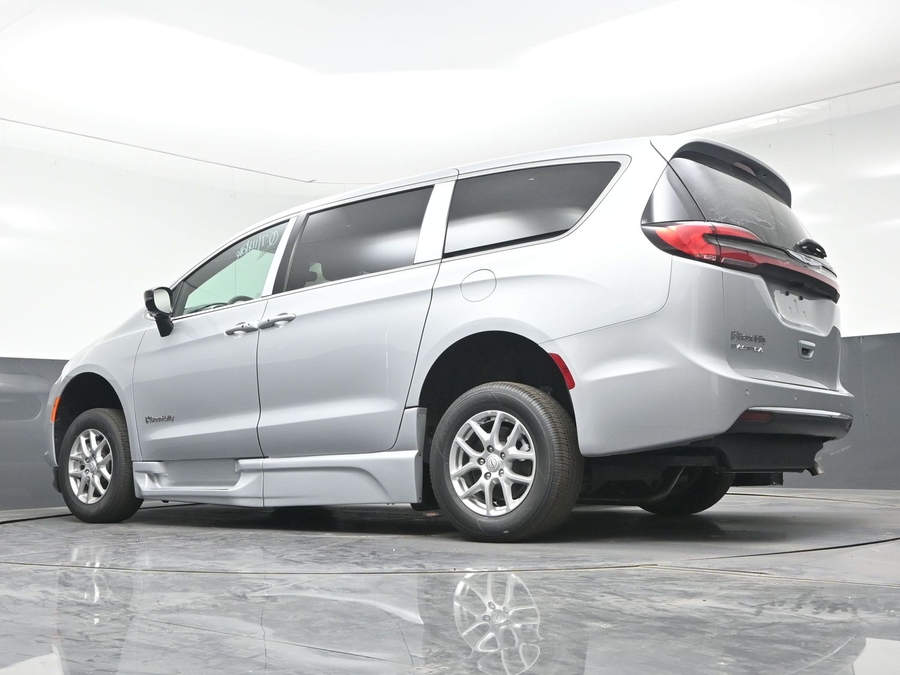 New 2026 Chrysler Pacifica Select Plus - BraunAbility Side Entry Fold Out Automatic Ramp