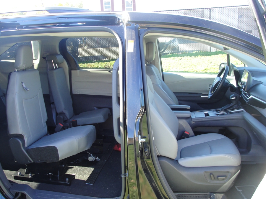 Black Toyota Sienna image number 13