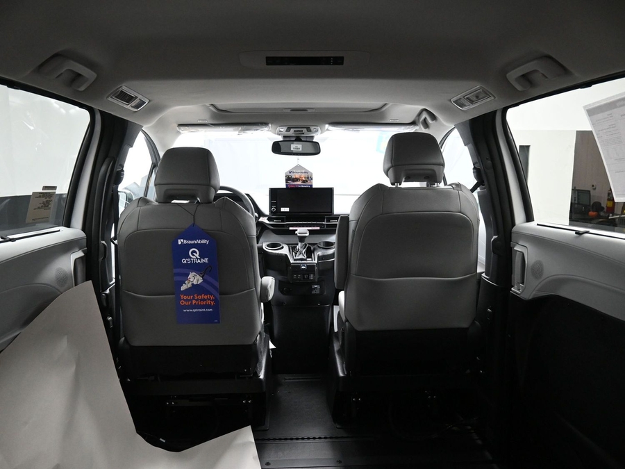 New 2026 Toyota Sienna Hybrid XLE Add - BraunAbility Side Entry Entry In Floor Automatic Ramp