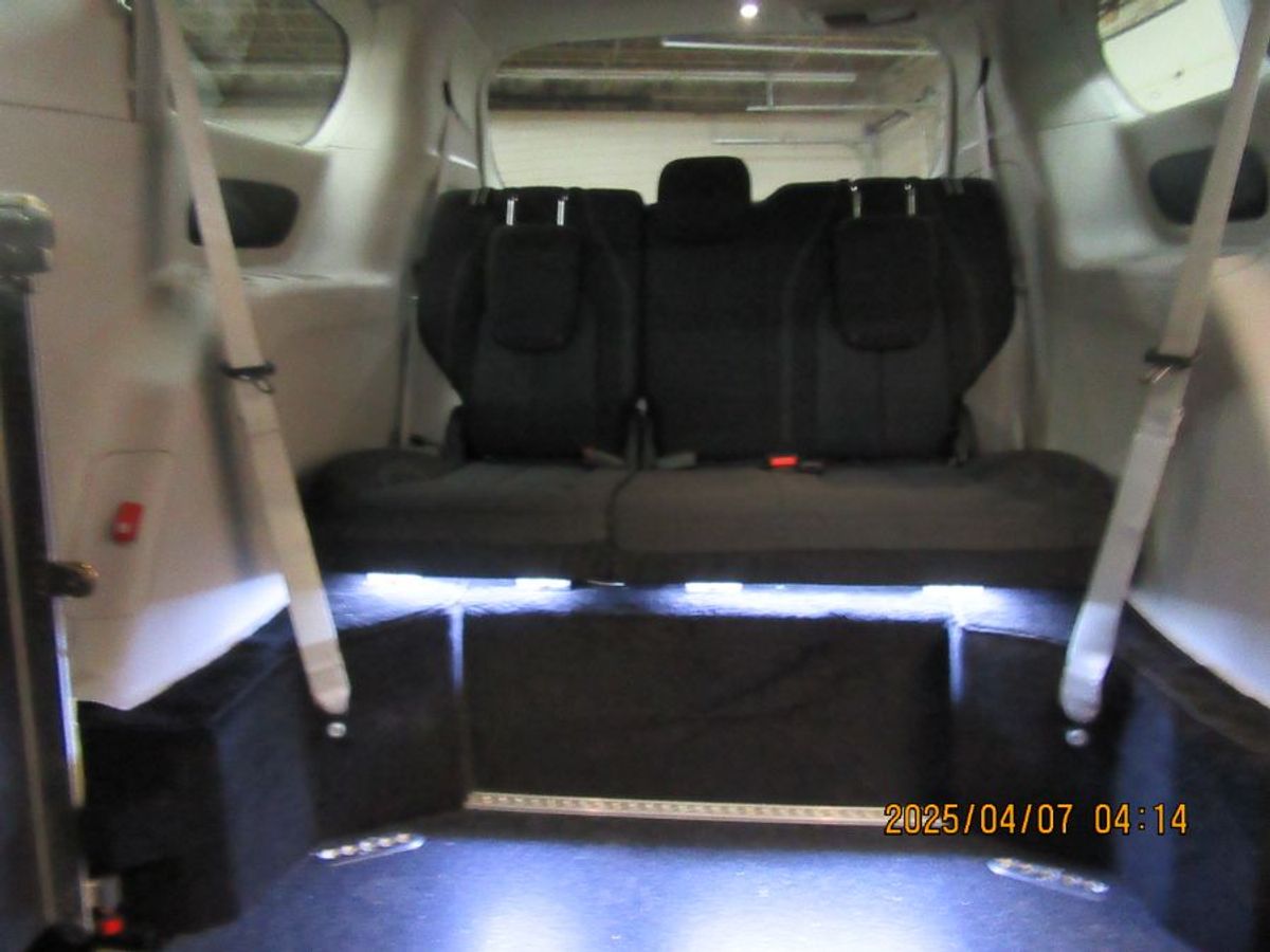 White Chrysler Voyager image number 5