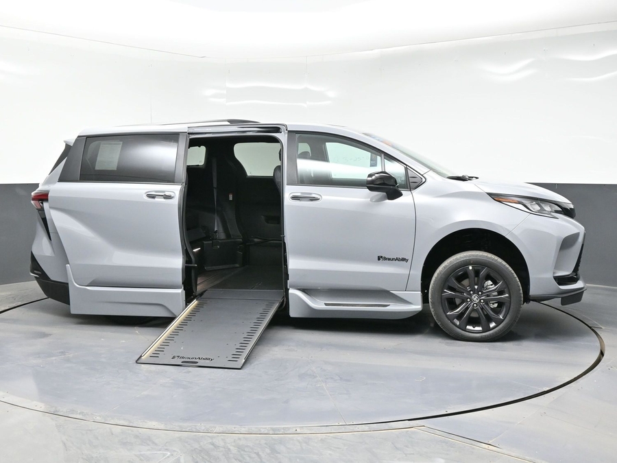 New 2026 Toyota Sienna Hybrid XSE Sport - BraunAbility Side Entry Entry In Floor Automatic Ramp