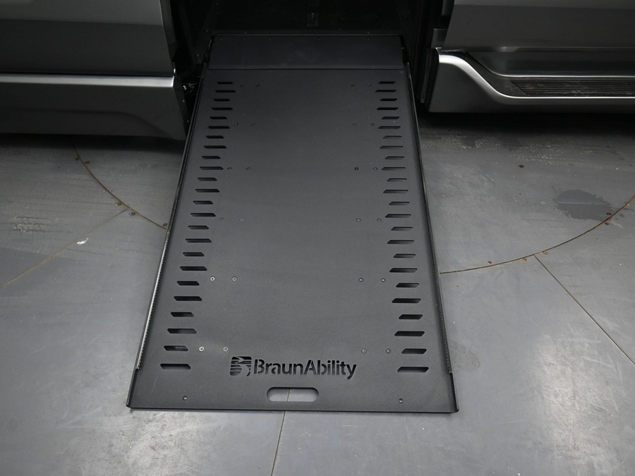 Grey Toyota Sienna image number 11