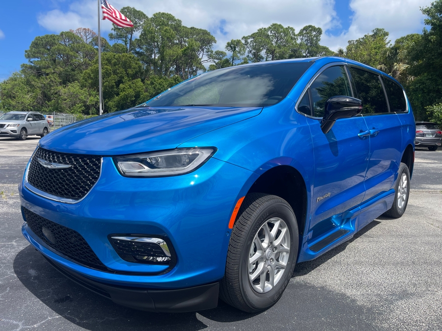 Blue Chrysler Pacifica image number 1