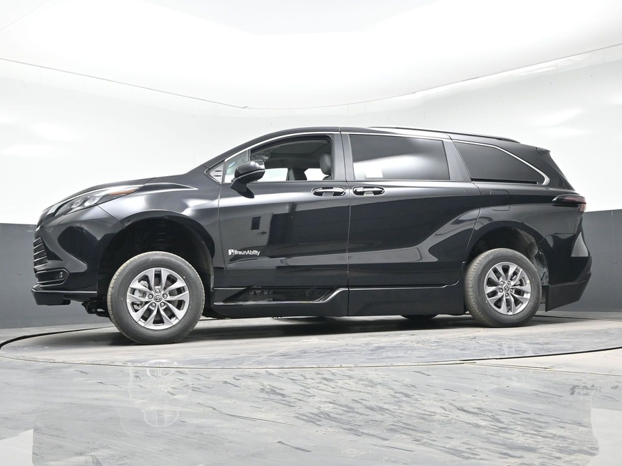 Black Toyota Sienna image number 19