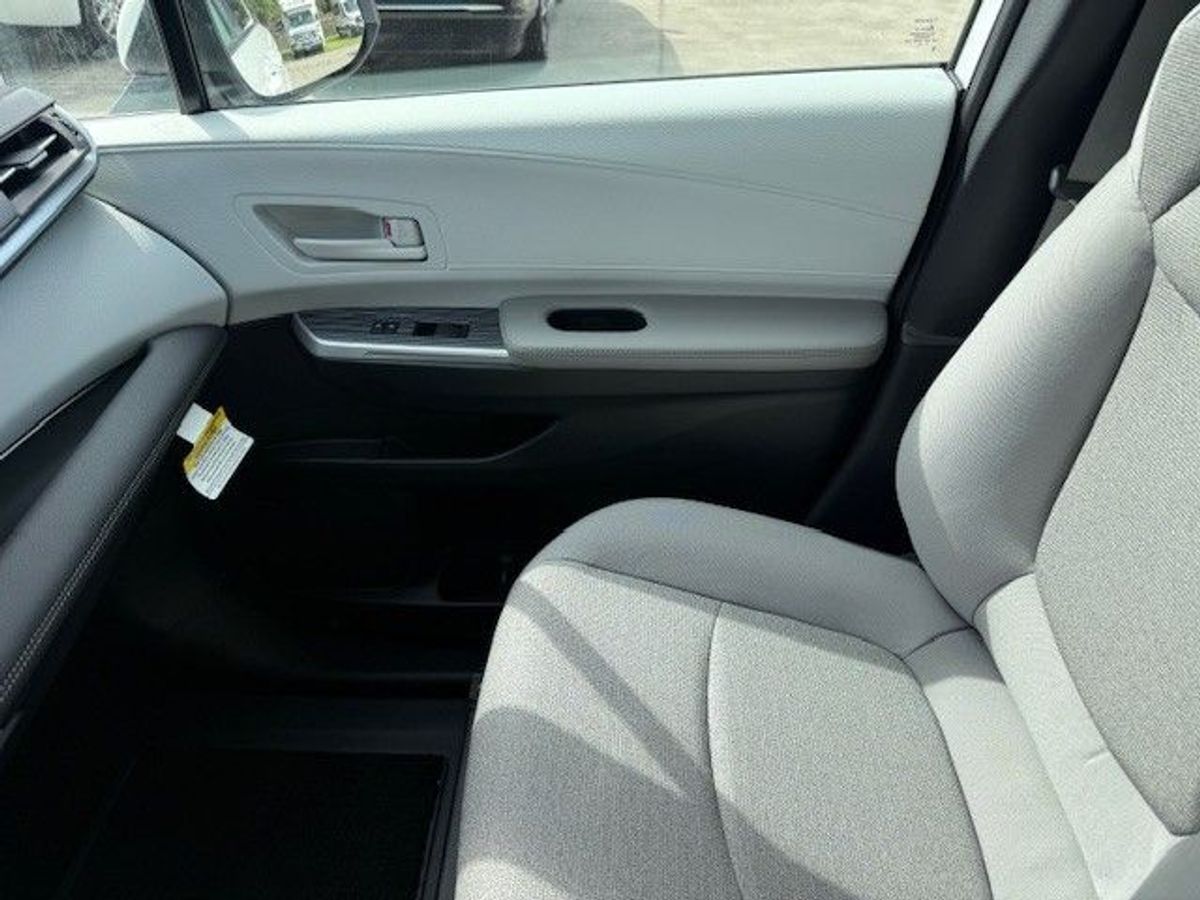 White Toyota Sienna image number 14