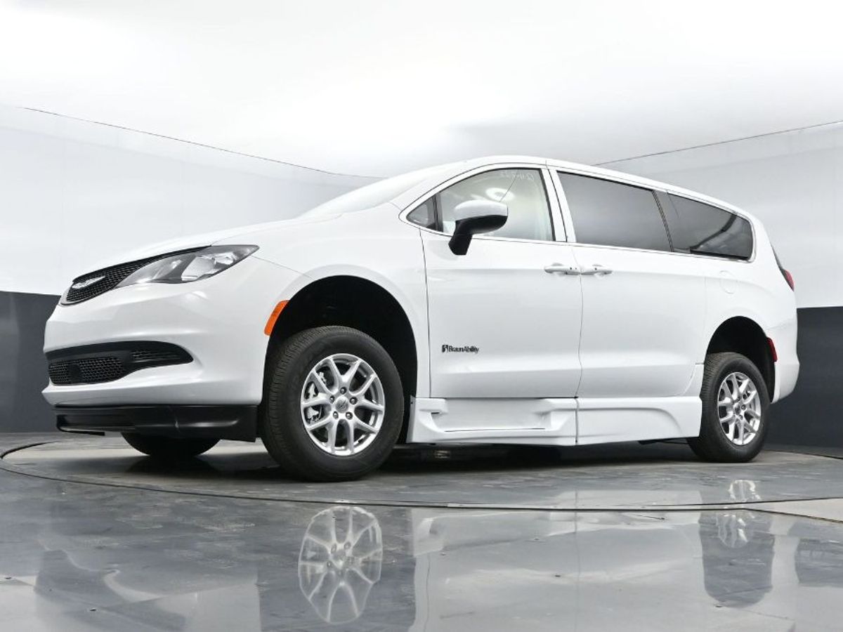 White Chrysler Voyager image number 10