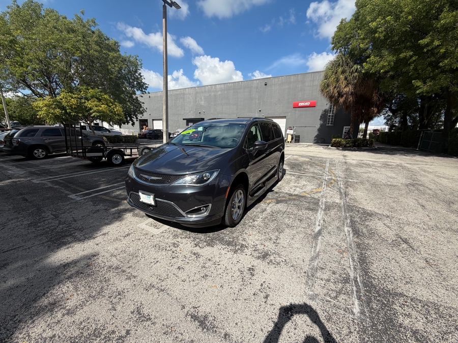 Silver Chrysler Pacifica image number 5