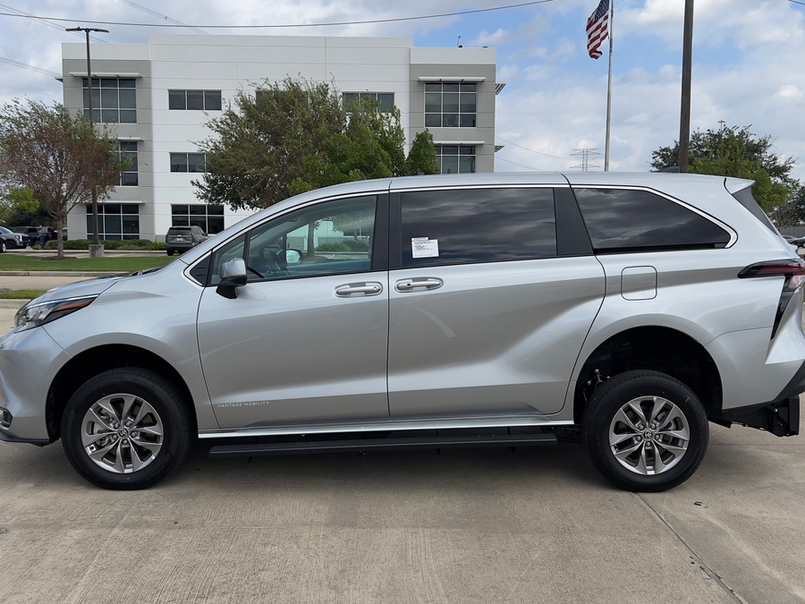 New 2025 Toyota Sienna Hybrid LE - Vantage Mobility Commercial Rear Entry Entry Fold Out Manual Ramp