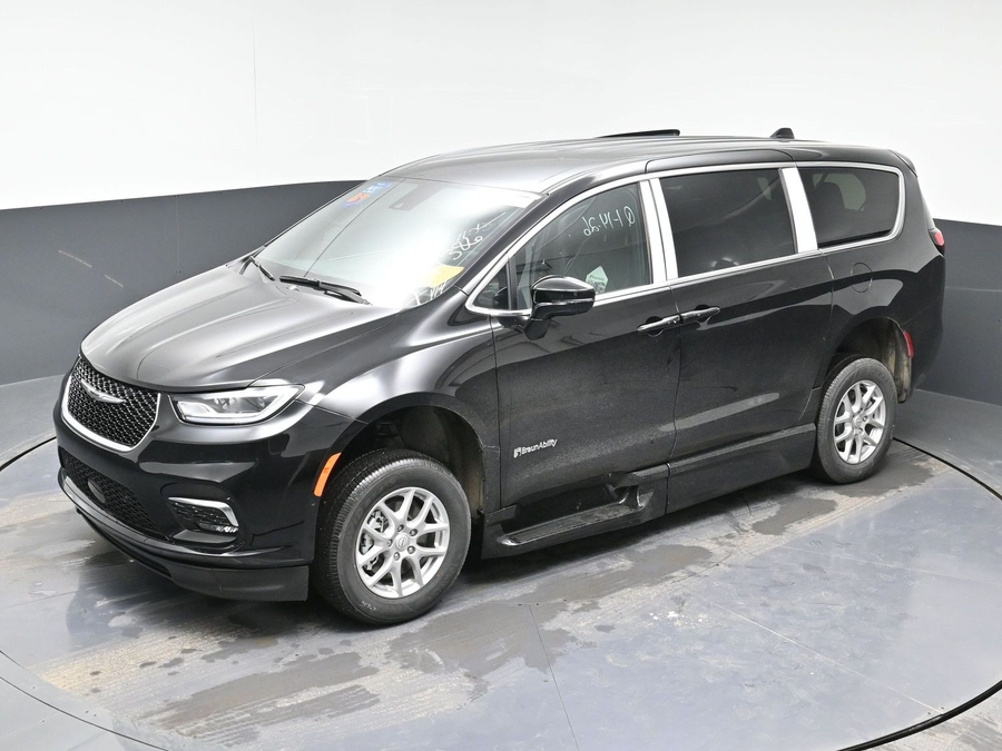 Black Chrysler Pacifica image number 23