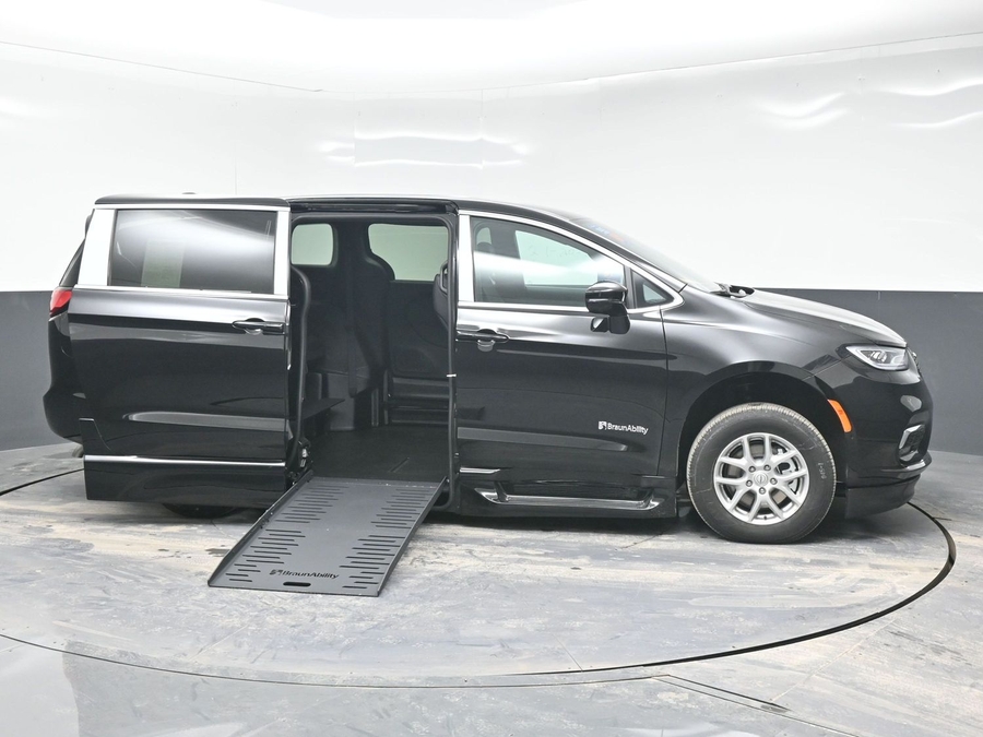 Black Chrysler Pacifica image number 7