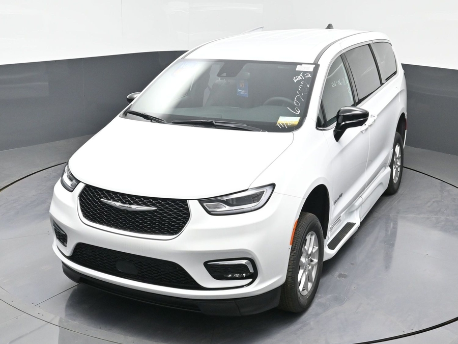 New 2025 Chrysler Pacifica Select Safety - BraunAbility Side Entry Entry In Floor Automatic Ramp