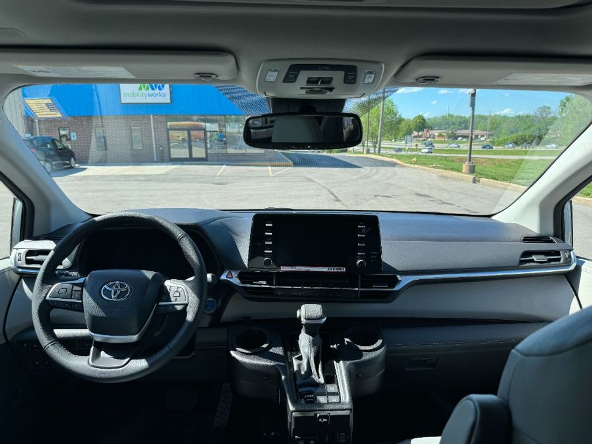 Silver Toyota Sienna image number 6