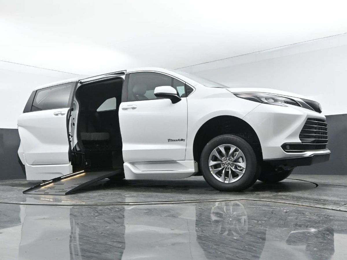 2025 TOYOTA SIENNA - Image 10