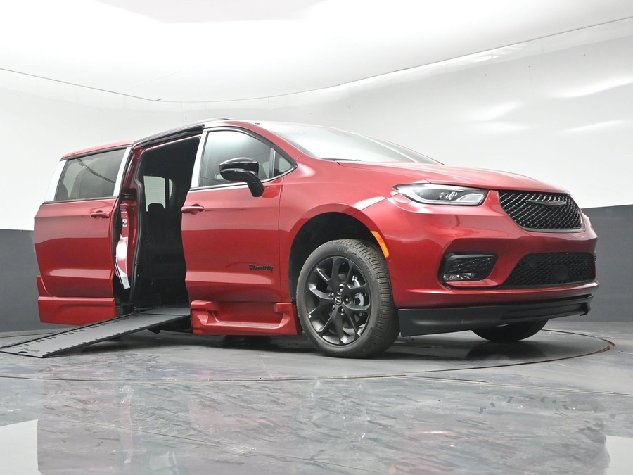 New 2026 Chrysler Pacifica Select Sport - BraunAbility Side Entry In Floor Automatic Ramp