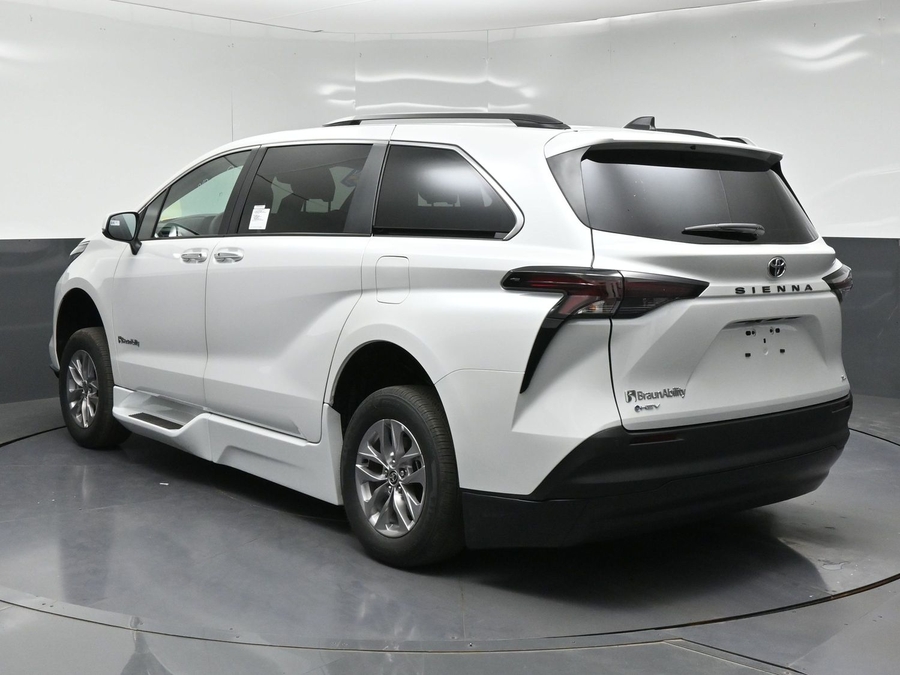 New 2026 Toyota Sienna Hybrid XLE Base - BraunAbility Side Entry Fold Out Automatic Ramp